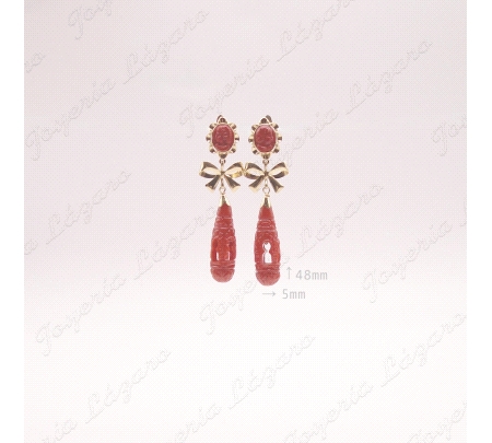 PEN. ORO 18 KTS CORALINA ROJO ARQUILLO+LAZO +CHUPON 48MM                                            