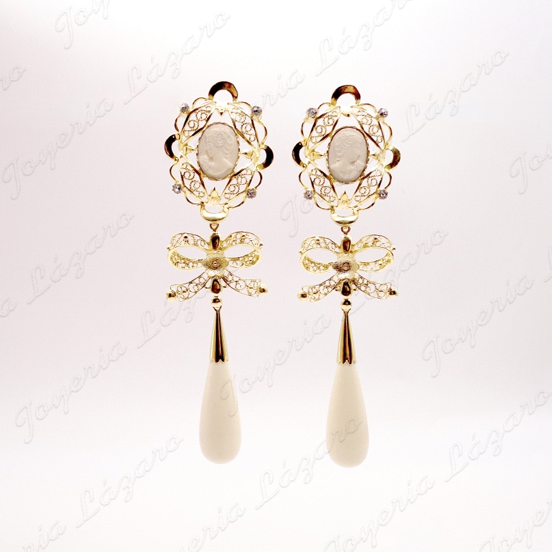 PEND. CORAL/SIMIL PLATA CHAPADA ORO ARQUILLO CARA+LAZO+CHUPON BLANCO                                