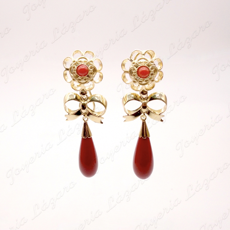 PEND. CORAL/SIMIL PLATA CHAPADA ORO ARQUILLO+LAZO+CHUPON ROJO, 6CM                                  