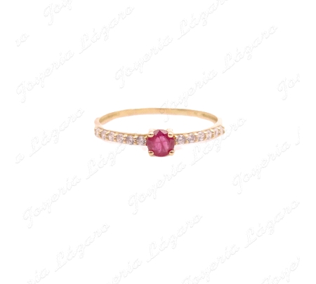 SORTIJA ORO 18 KTS SOLITARIO PIDRA FINA ROJA, MICROCIRCO EN BRAZOS