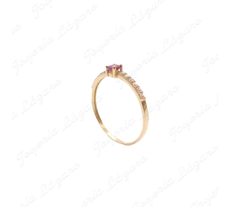 SORTIJA ORO 18 KTS SOLITARIO PIDRA FINA ROJA, MICROCIRCO EN BRAZOS