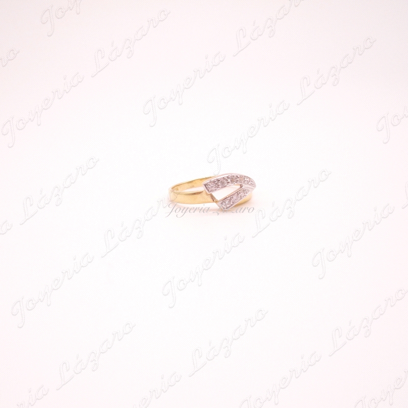 SORTIJA 18KTS BICOLOR FORMA TRIANGULAR CON CIRCO.