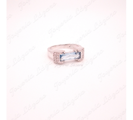 SORTIJA 18KTS BL. AGUAMARINA BAGUETTE +CIRCO. EN LADOS