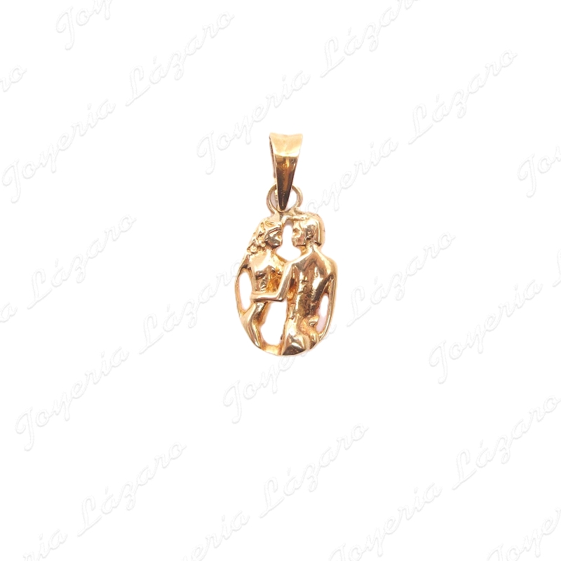 MEDALLA 18KTS  PAREJA SILUETA EN OVALO