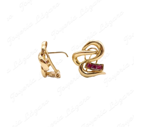 PEND. ORO 18KT SEMINUEVO HILO ENTRELAZADO 3 RUBIS CARRIL C. CAT.