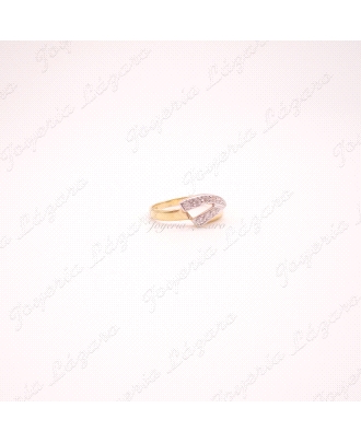 SORTIJA 18KTS BICOLOR FORMA TRIANGULAR CON CIRCO.