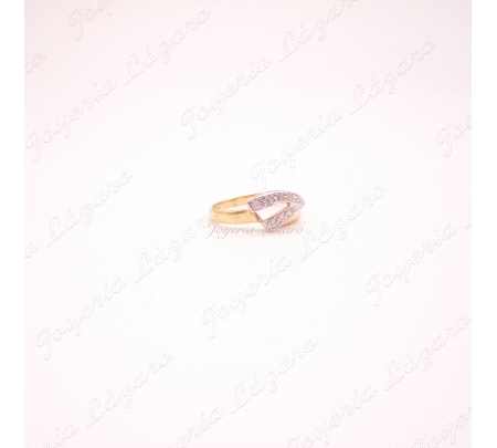 SORTIJA 18KTS BICOLOR FORMA TRIANGULAR CON CIRCO.