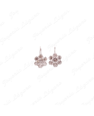 PEND. 18KTS BLANCO ROSETON  FLOR CIRCO ENGASTE GARRAS